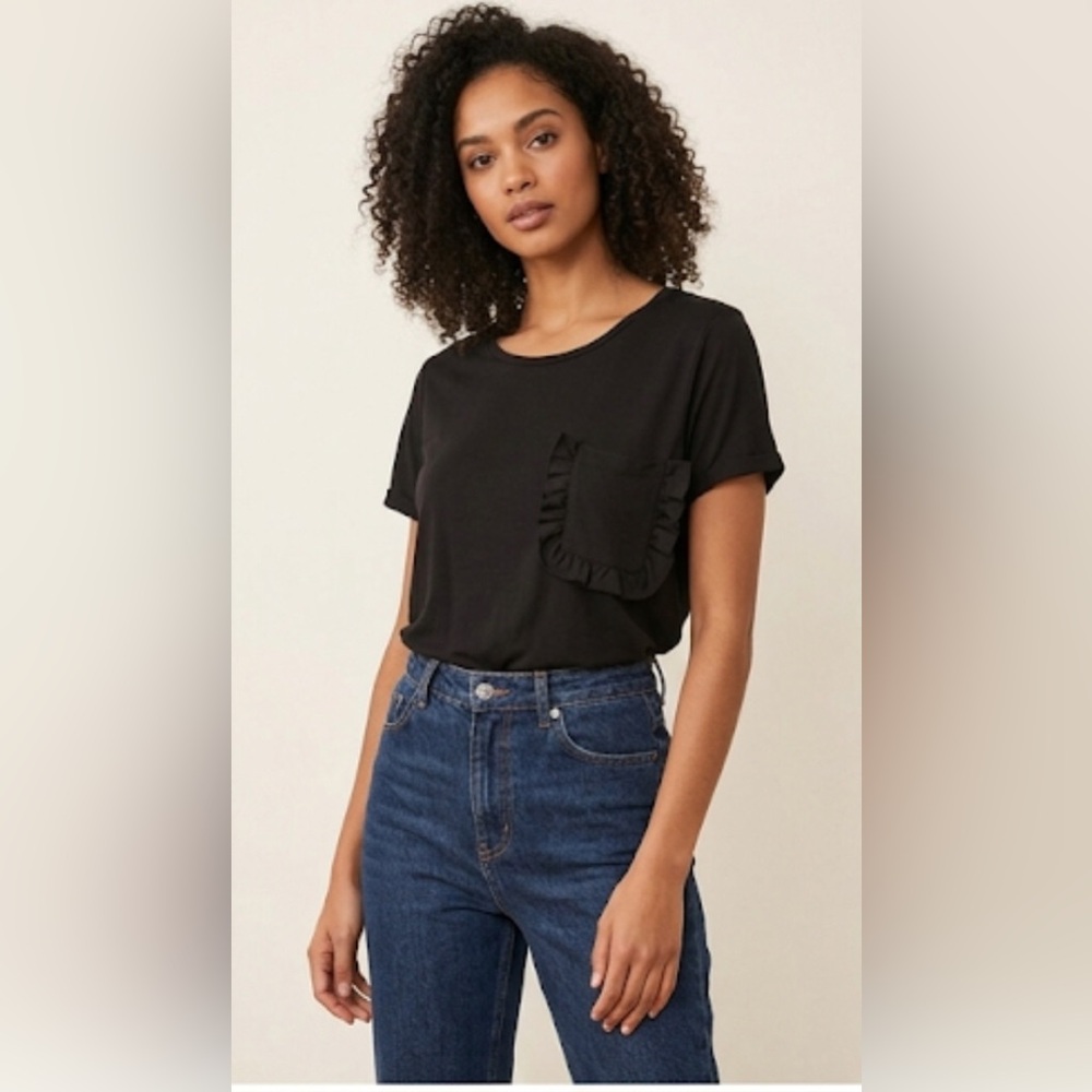Vero moda | black t-shirt with ruffled pocket | size L